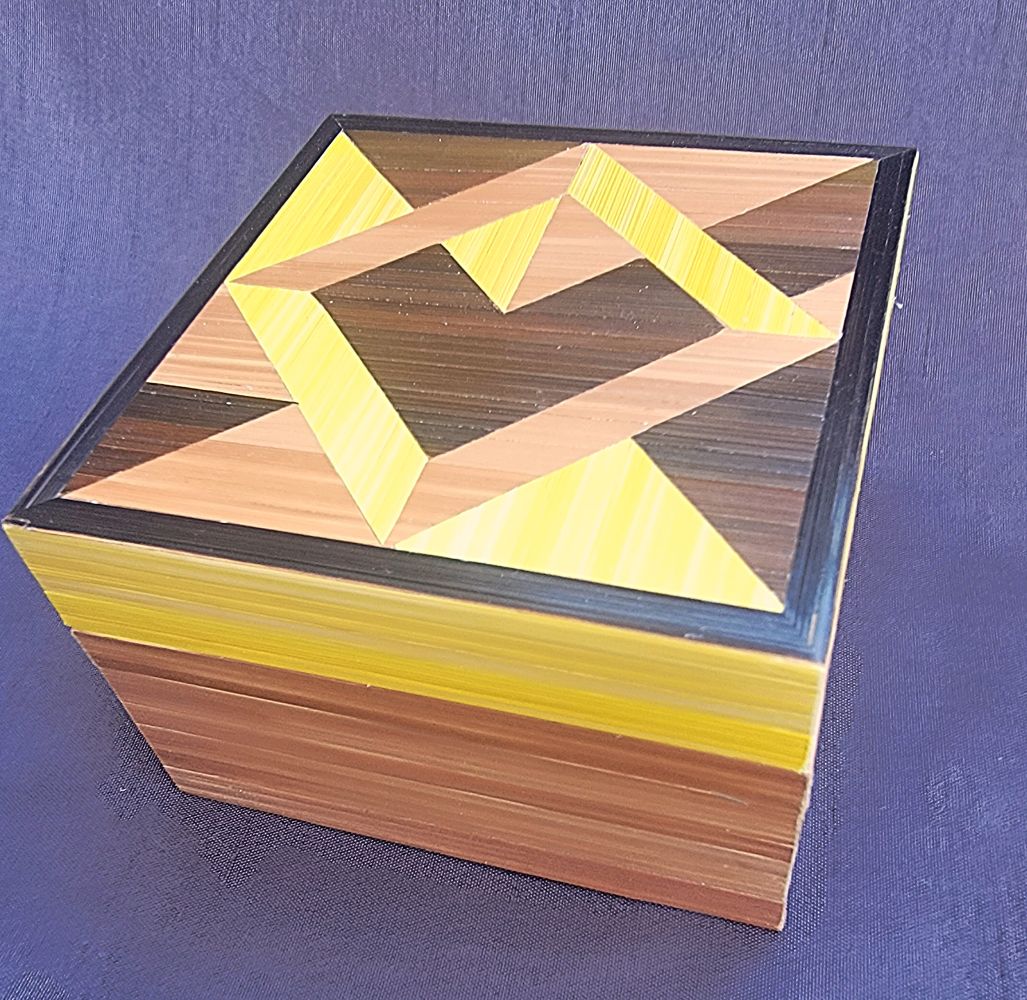 Boite en marqueterie de paille