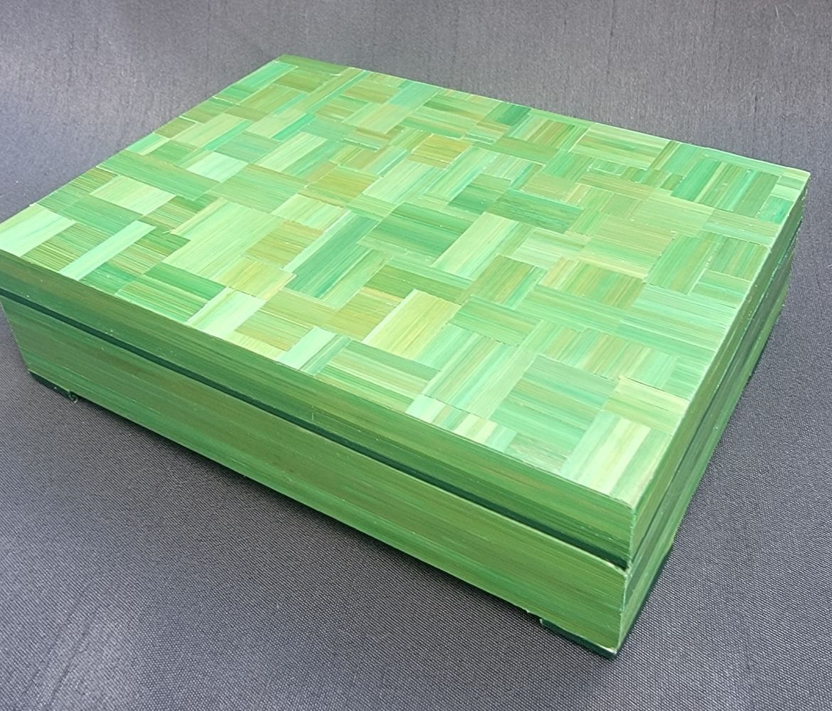 Boîte en marqueterie de paille