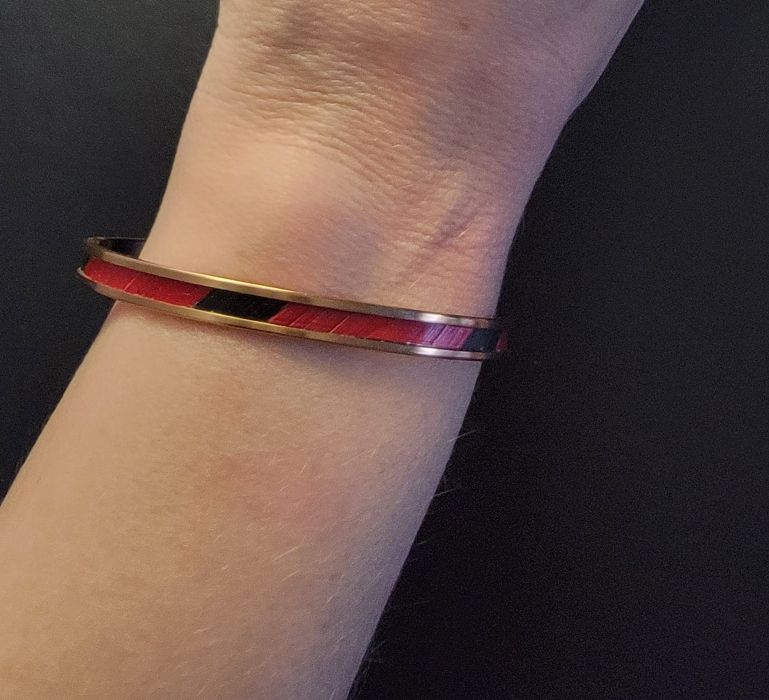 Petit bracelets couleur rouge et noir