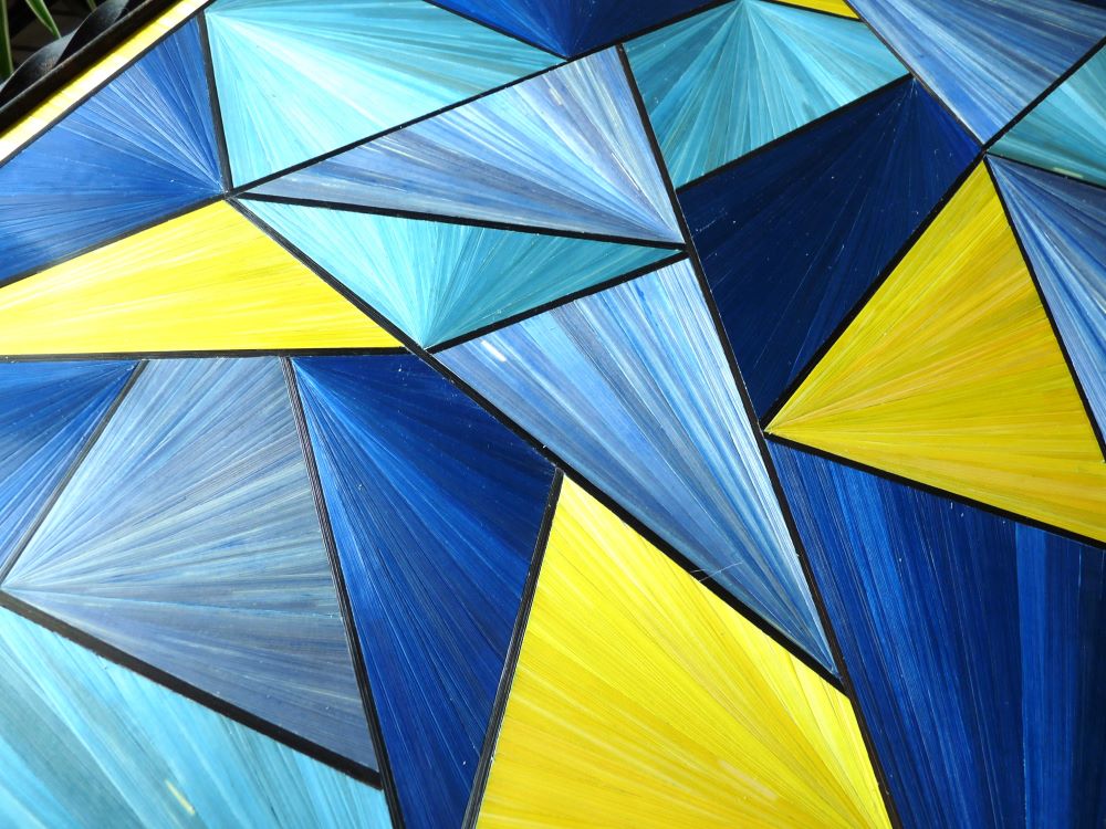 Table basse bleue et jaune