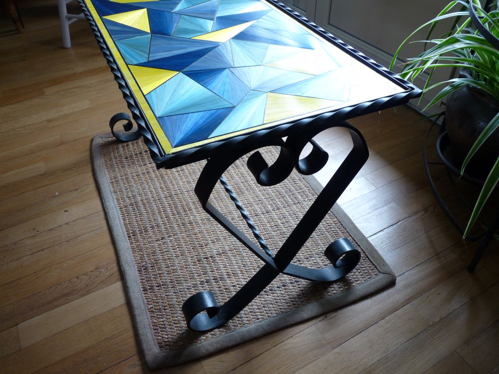 Table basse bleue et jaune