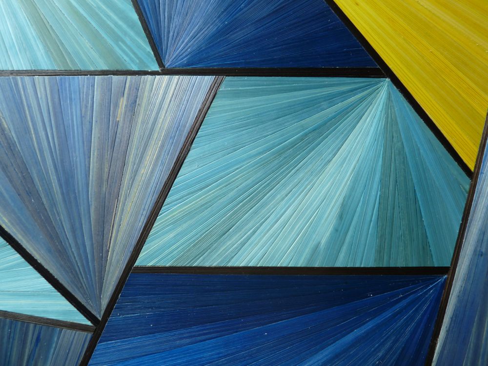 Table basse bleue et jaune