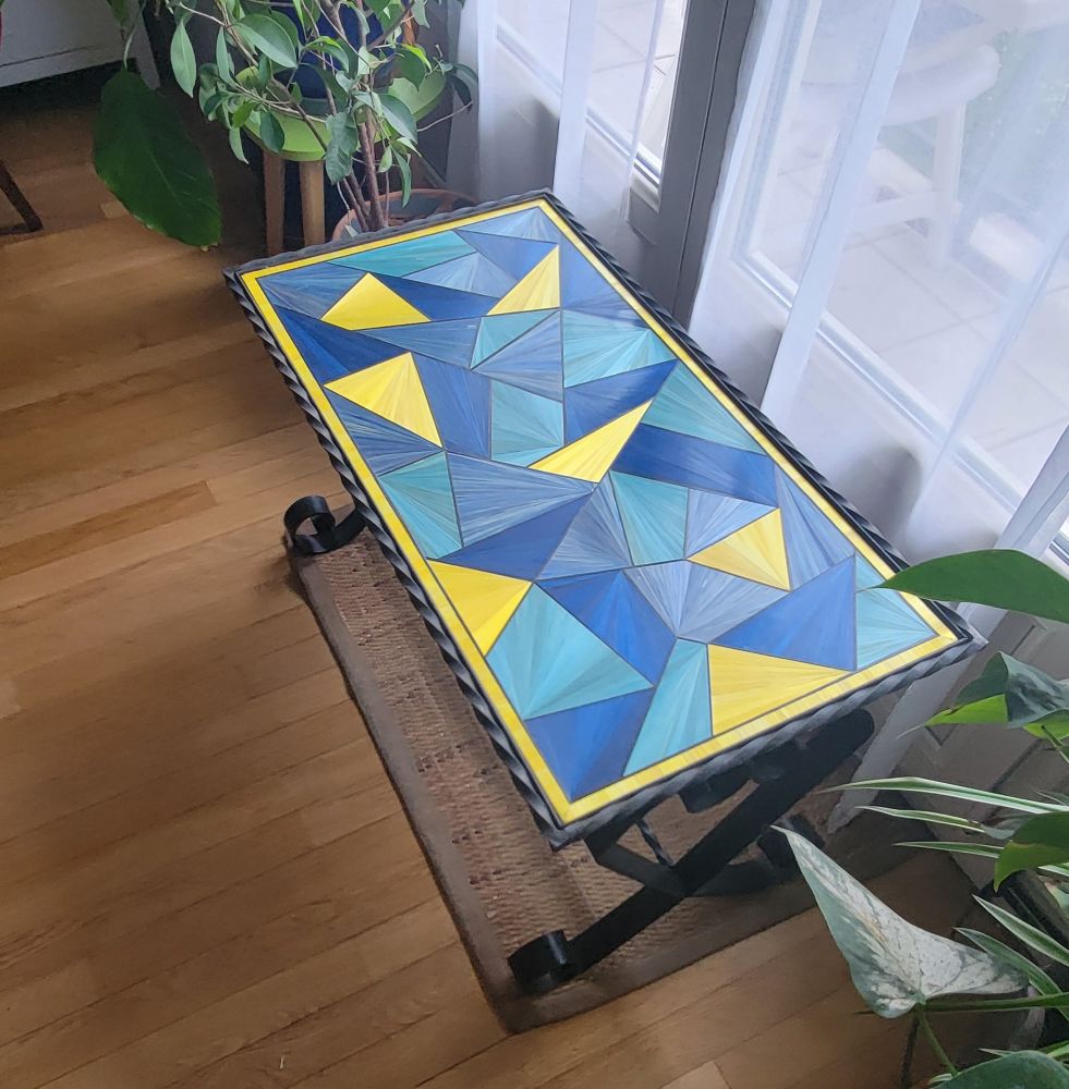 Table basse bleue et jaune