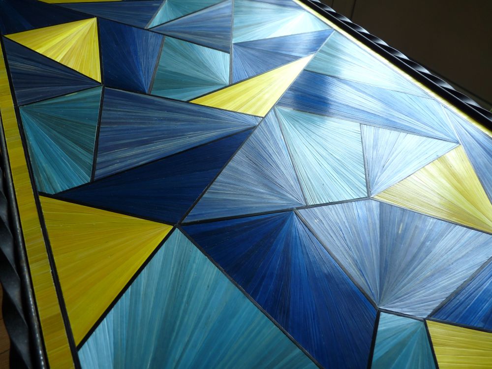 Table basse bleue et jaune