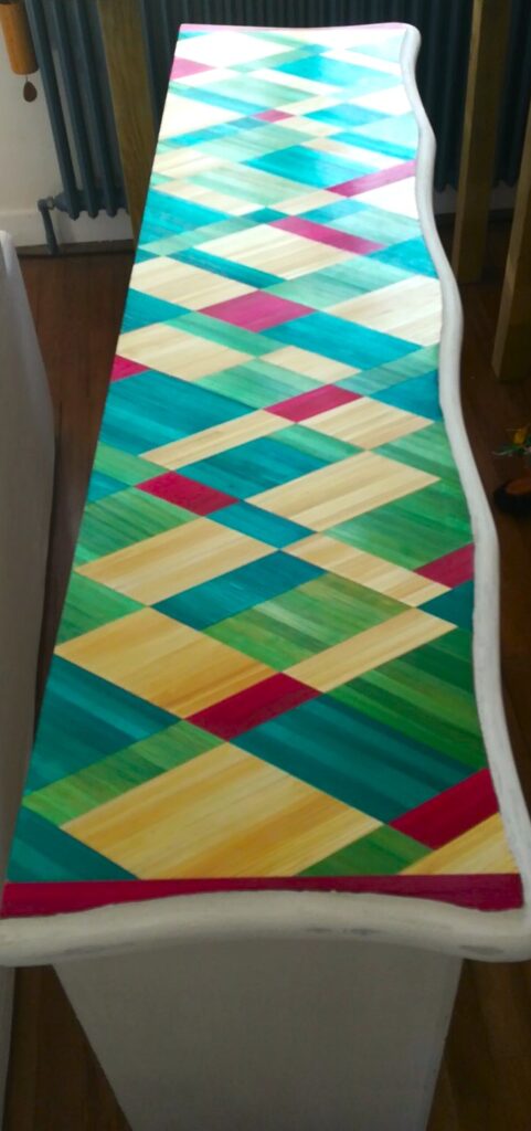 Bibliothèque basse en marqueterie de paille