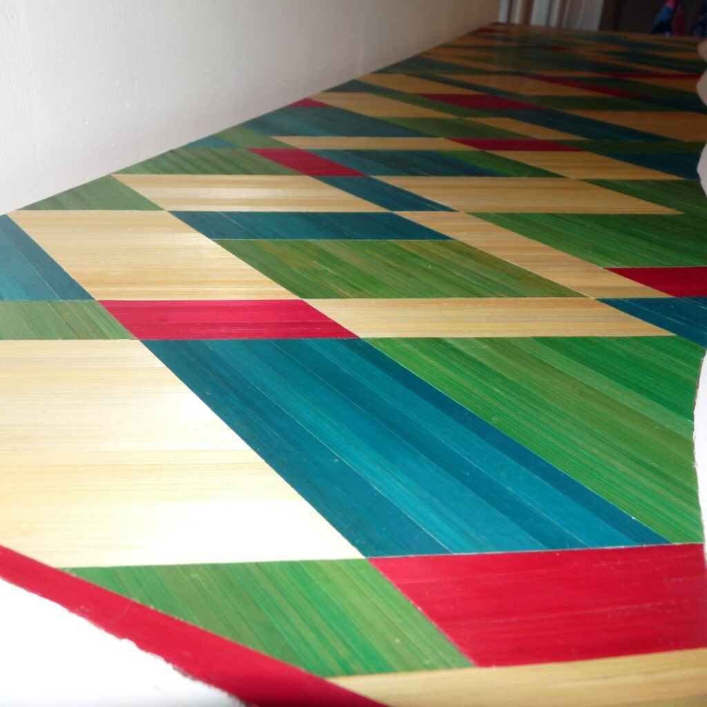 bibliotheque basse - marqueterie de paille - motif vitraux