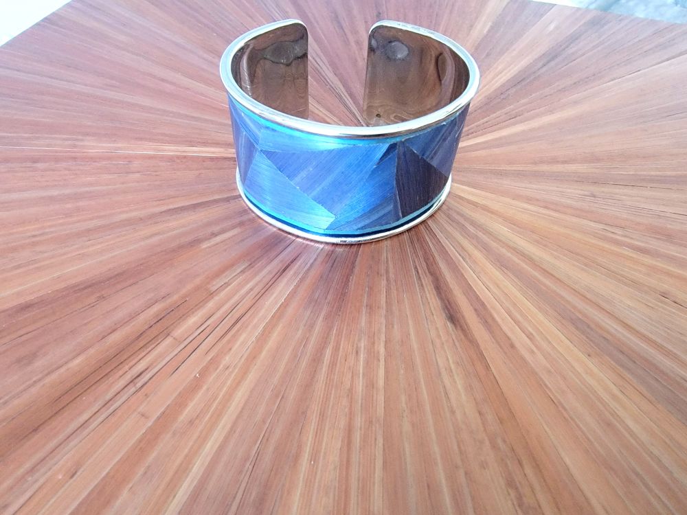 bracelet bleu en marqueterie de paille