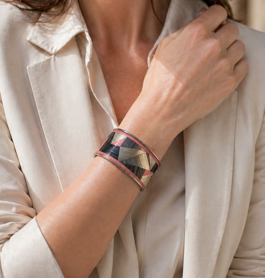 femme elegante avec bracelet 2
