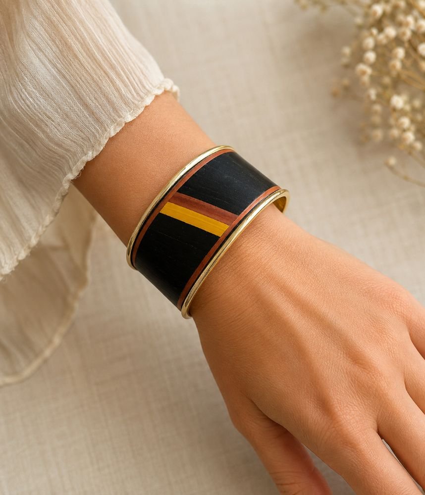 Bracelet noir ensoleille sur le poignet d'une femme