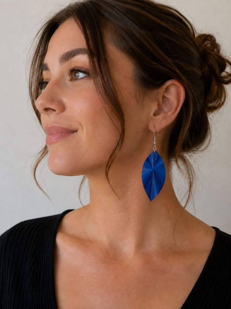 boucles oreilles bleues presente sur une femme