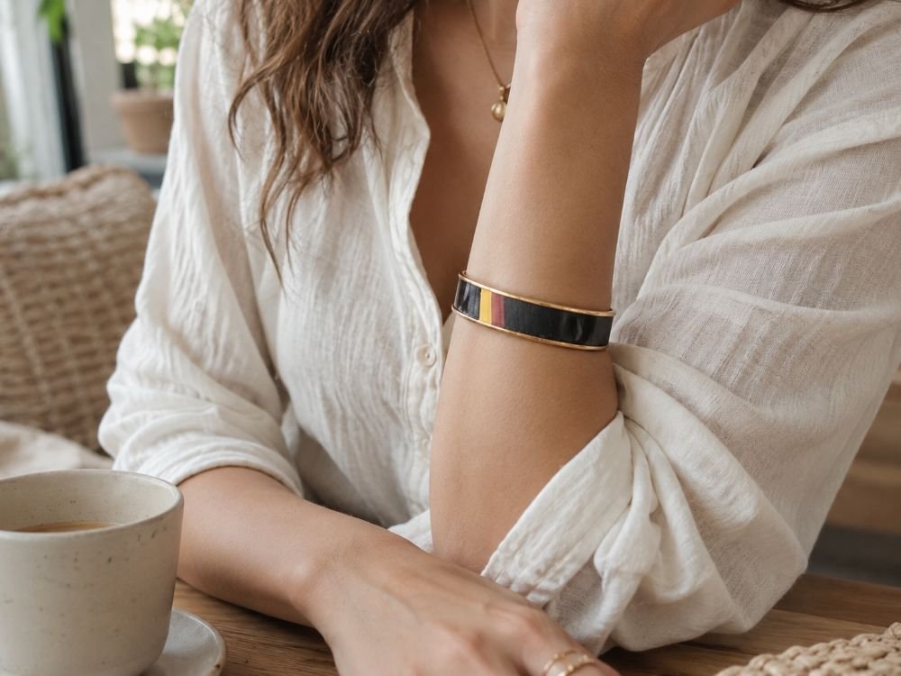 bracelet noir cuivre et jaune sur une femme