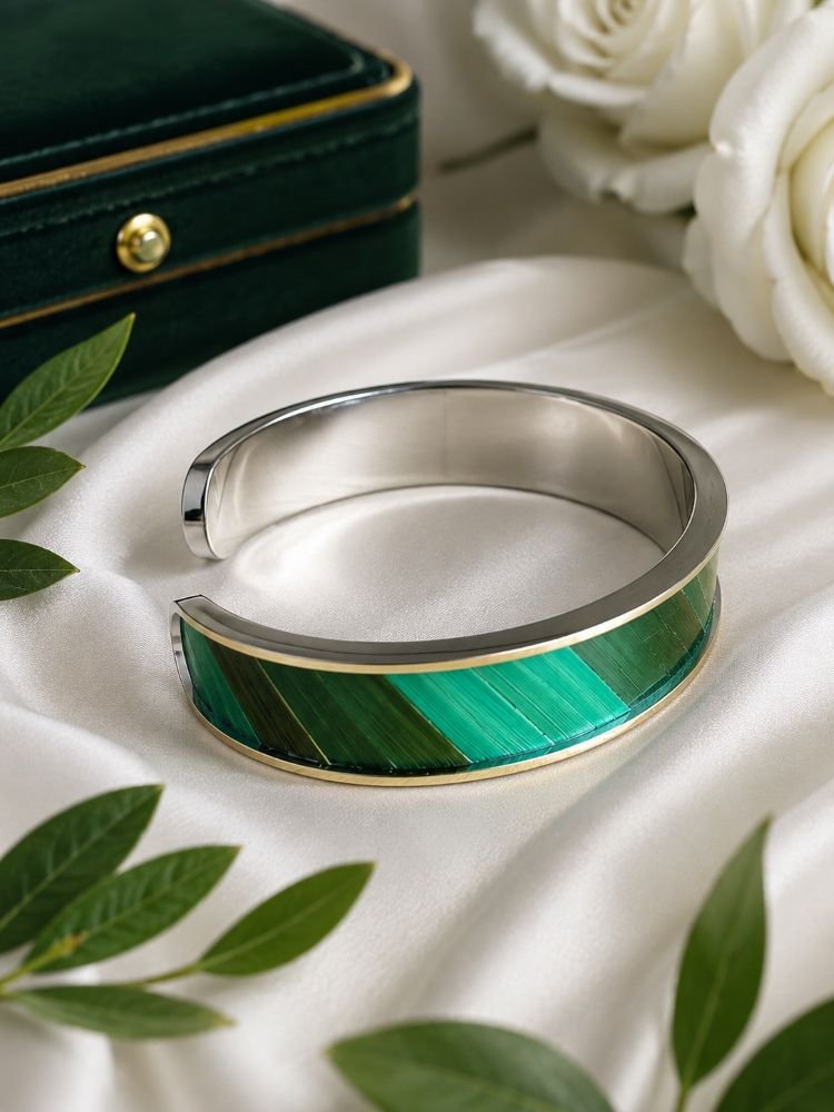 Bracelet vert sur satin