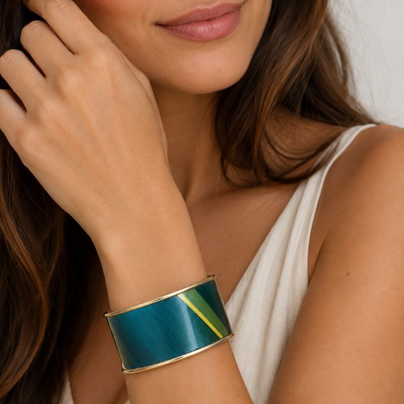 femme avec bracelet vert emeraude